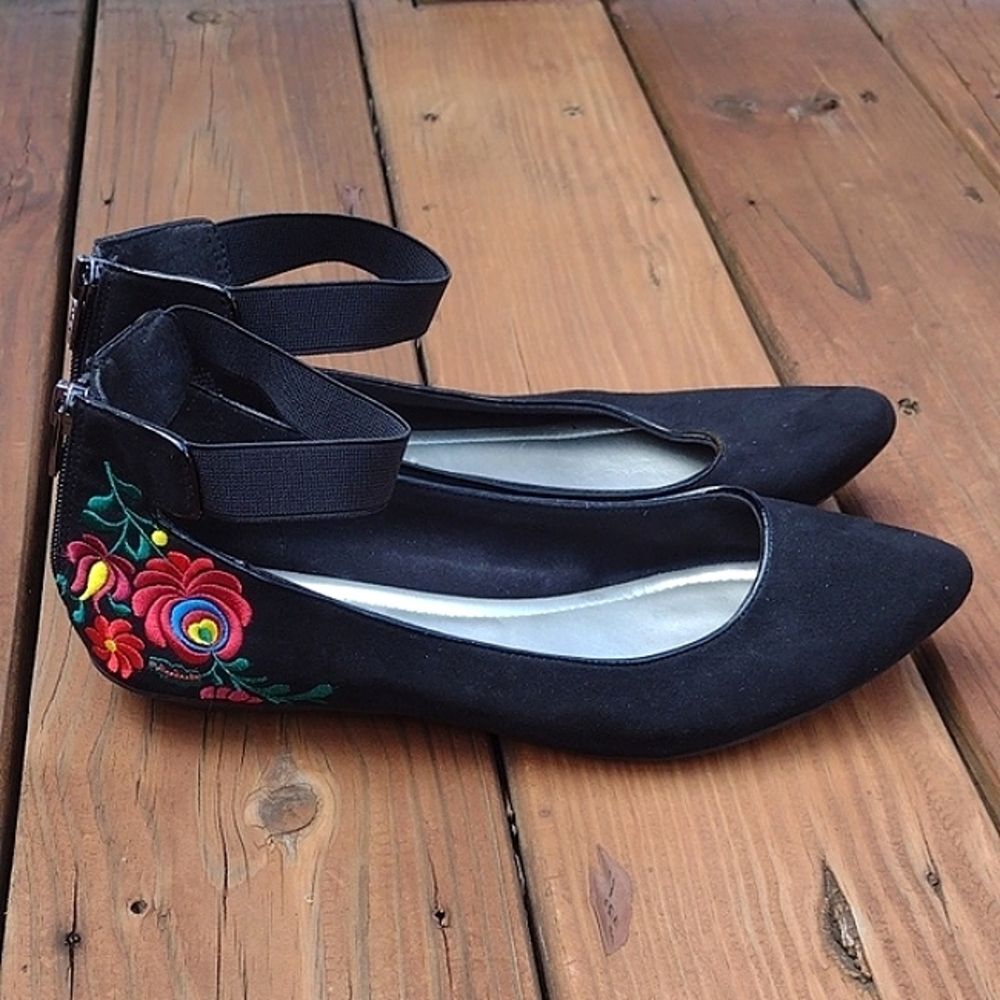 Anne Klein Black Otherwaye Flat Shoe with Colorful Floral Embroidery Size 8.5